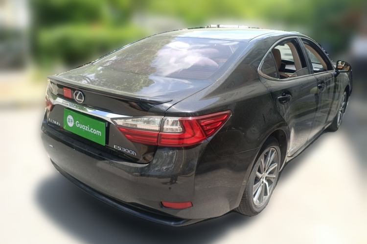 Used Lexus ES 2015 300h Comfort Edition Rear Right 45 Deg