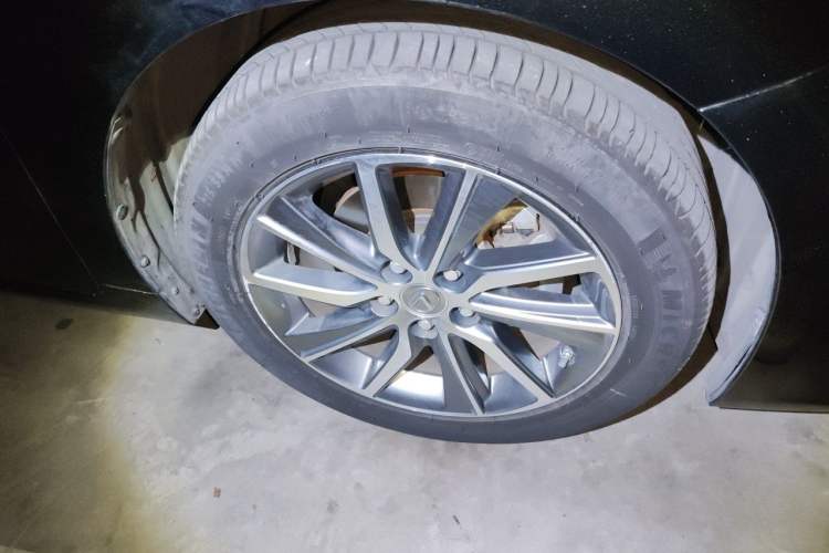 Used Lexus ES 2015 300h Comfort Edition Right Front Wheel Hub