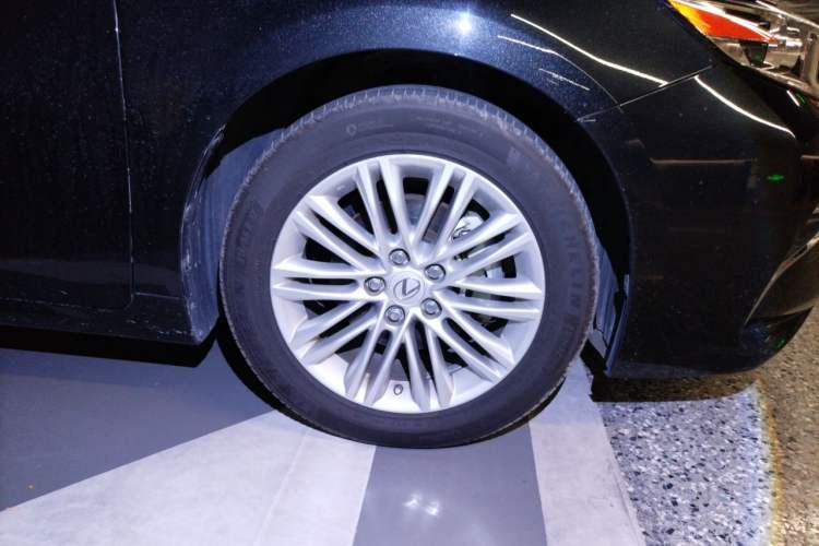 Used Lexus ES 2015 250 Elegant Edition Right Front Wheel Hub