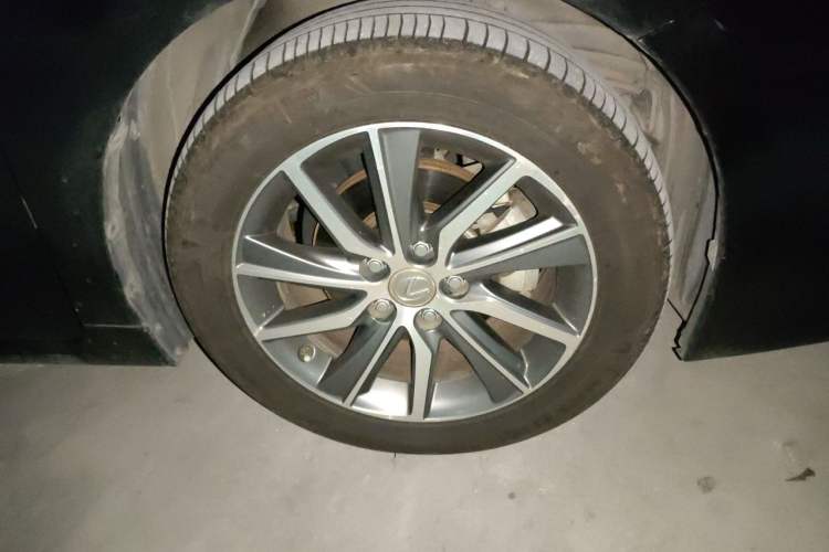Used Lexus ES 2015 300h Comfort Edition Right Front Wheel Hub