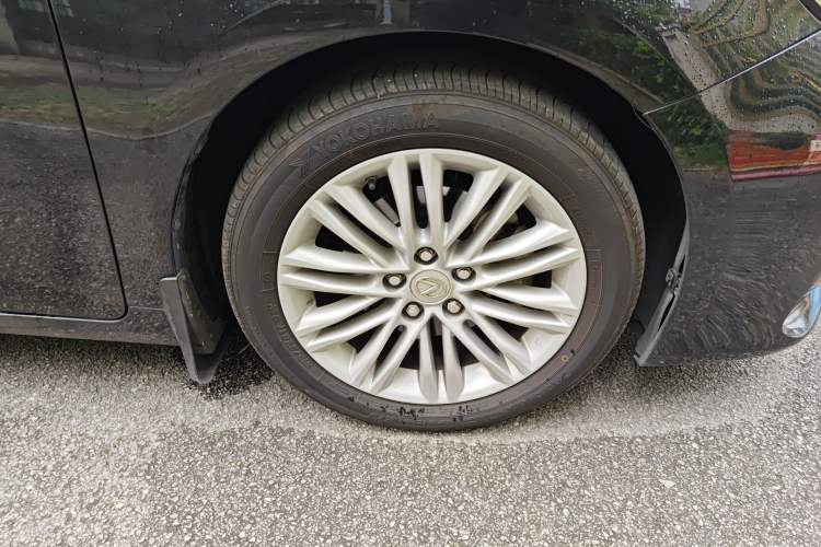 Used Lexus ES 2015 200 Elite Edition Right Front Wheel Hub