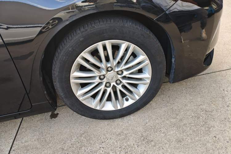 Used Lexus ES 2015 200 Elite Edition Right Front Wheel Hub