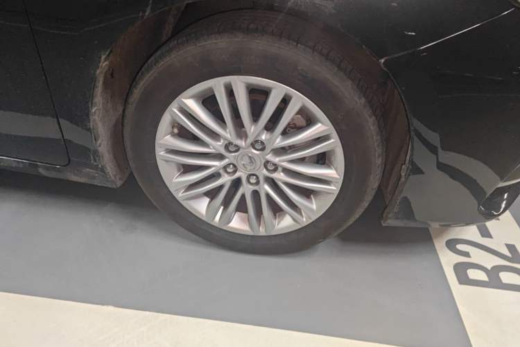 Used Lexus ES 2015 200 Comfort Edition Right Front Wheel Hub