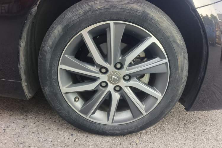 Used Lexus ES 2015 300h Comfort Edition Right Front Wheel Hub