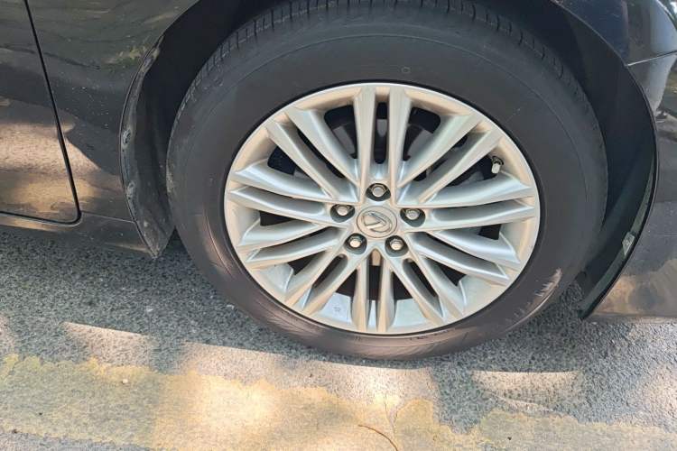 Used Lexus ES 2015 200 Comfort Edition Right Front Wheel Hub