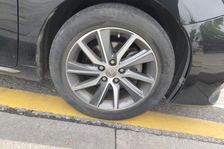 Used Lexus ES 2015 300h Comfort Edition Right Front Wheel Hub