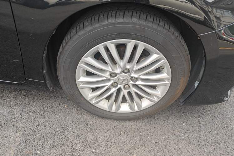 Used Lexus ES 2015 200 Elite Edition Right Front Wheel Hub