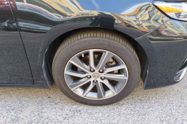 Used Lexus ES 2015 300h Comfort Edition Right Front Wheel Hub