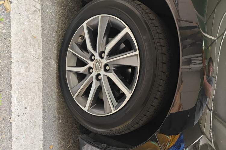 Used Lexus ES 2015 300h Comfort Edition Right Front Wheel Hub