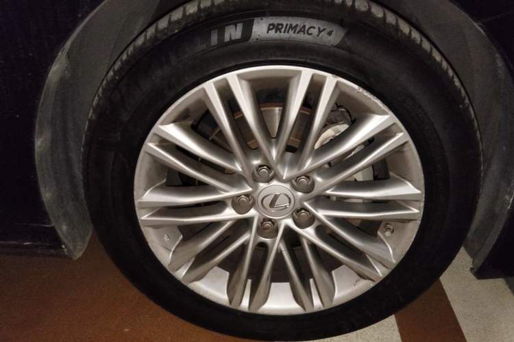 Used Lexus ES 2015 200 Elite Edition Right Front Wheel Hub