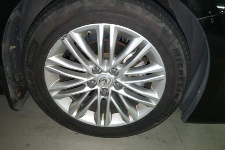 Used Lexus ES 2015 200 Comfort Edition Right Front Wheel Hub