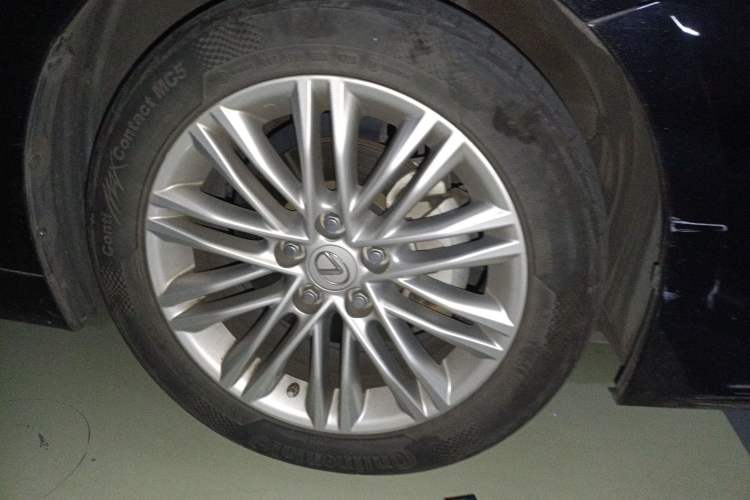 Used Lexus ES 2015 200 Elite Edition Right Front Wheel Hub