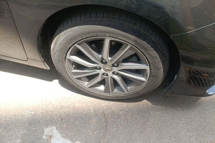 Used Lexus ES 2015 300h Comfort Edition Right Front Wheel Hub