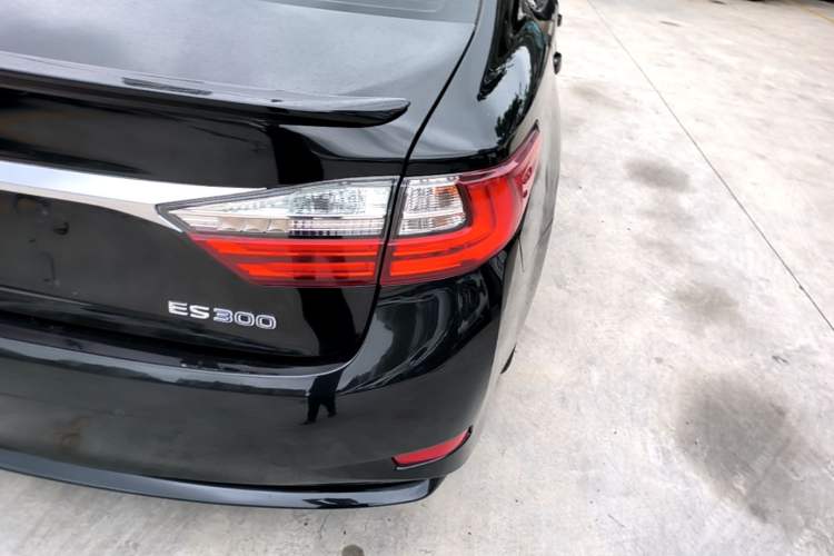 Used Lexus ES 2015 300h Comfort Edition Right Rear Taillight