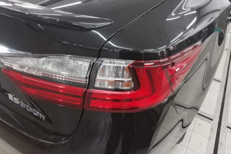 Used Lexus ES 2015 300h Comfort Edition Right Rear Taillight