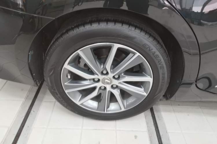 Used Lexus ES 2015 300h Comfort Edition Right Rear Wheel Hub