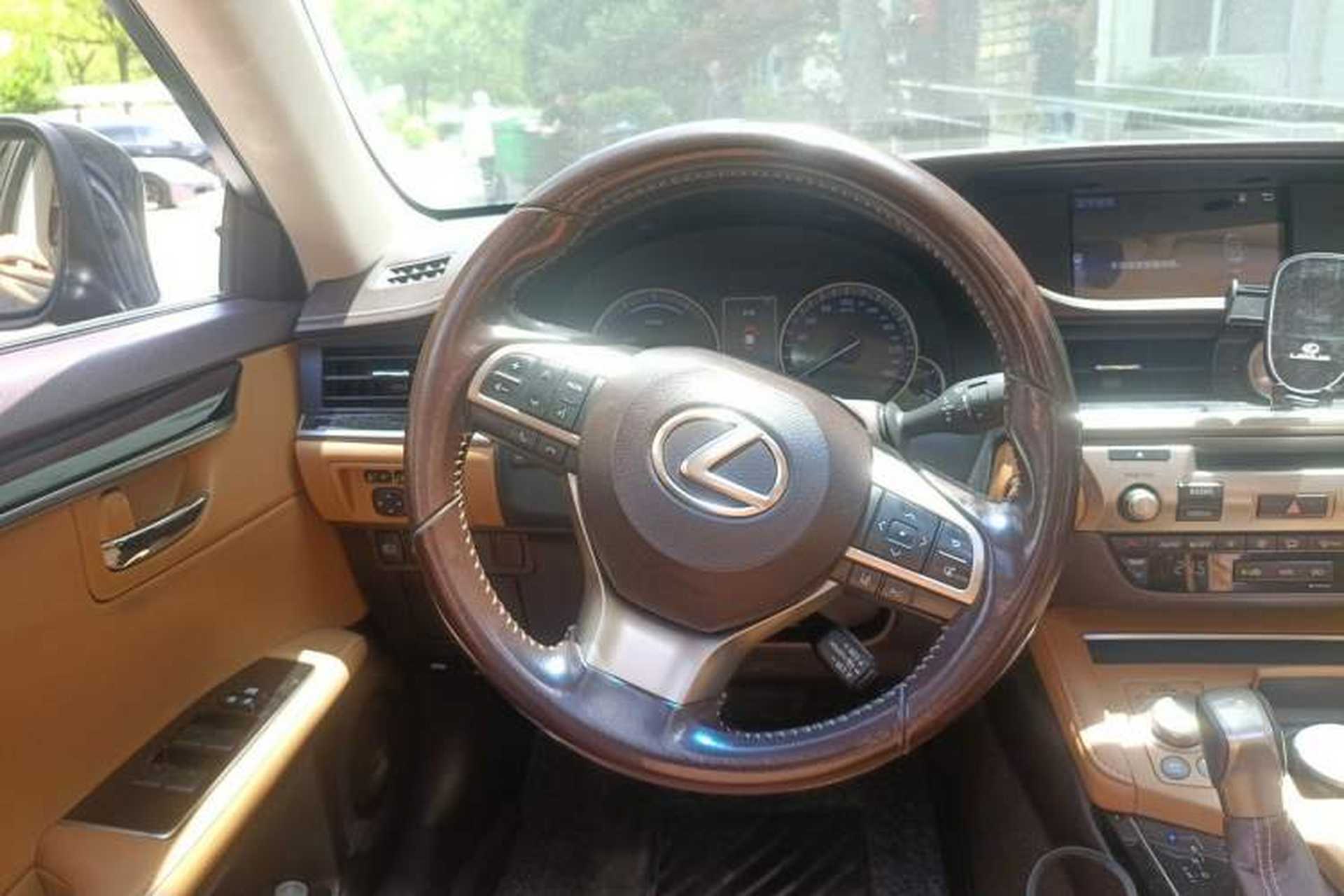 Used Lexus ES 2015 300h Comfort Edition Steering Wheel