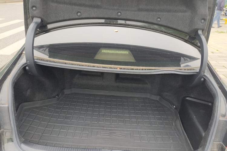Used Lexus ES 2015 300h Comfort Edition Trunk
