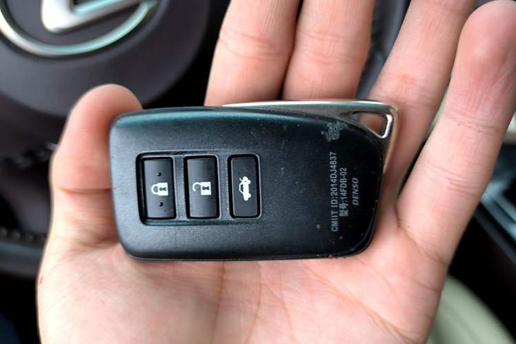 Used Lexus ES 2015 300h Comfort Edition Vehicle Key