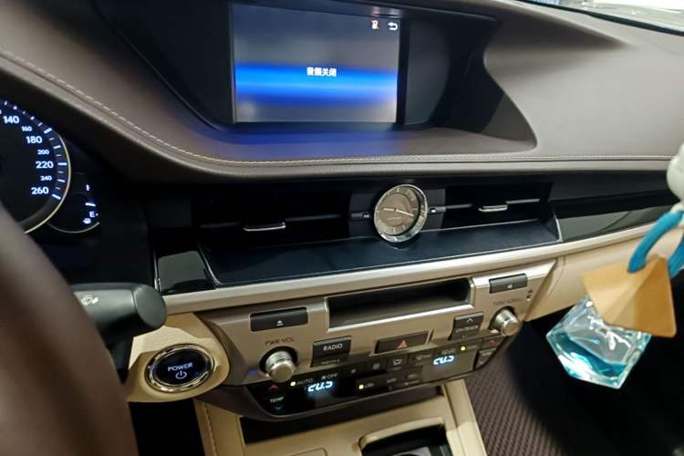 Used Lexus ES 2015 300h Comfort Edition Audio And AC Panel