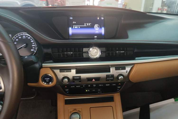 Used Lexus ES 2015 300h Comfort Edition Audio And AC Panel