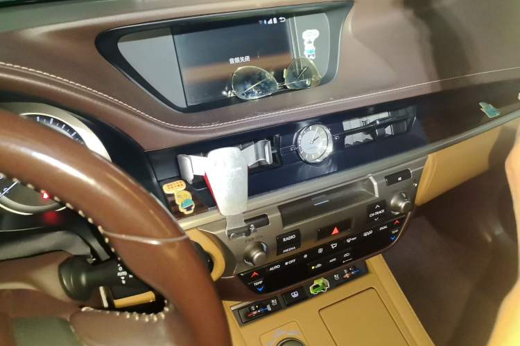 Used Lexus ES 2015 300h Luxury Edition Audio And AC Panel