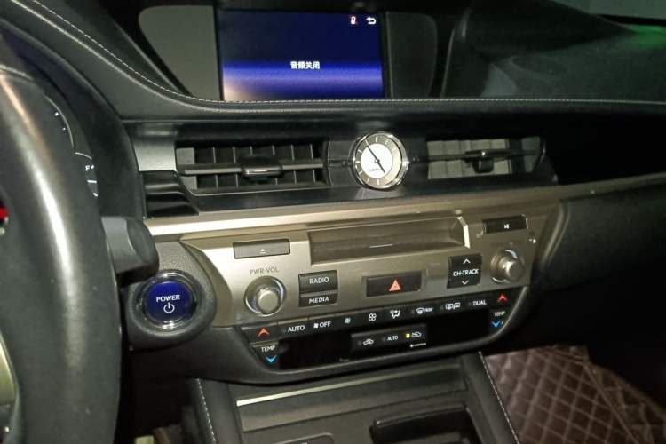 Used Lexus ES 2015 300h Comfort Edition Audio And AC Panel