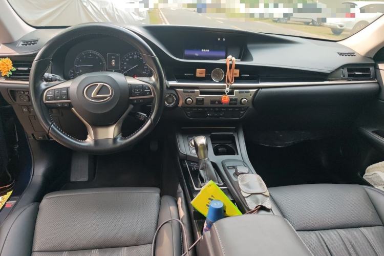 Used Lexus ES 2015 200 Comfort Edition Center Console