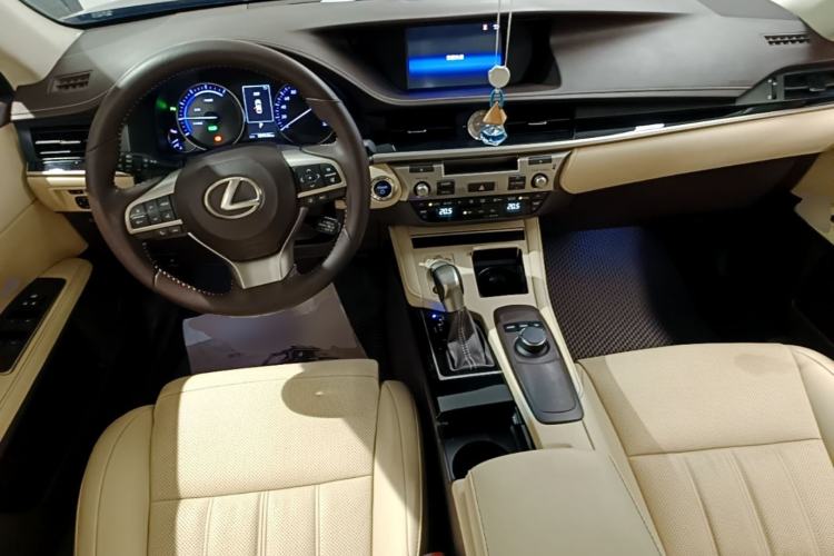 Used Lexus ES 2015 300h Comfort Edition Center Console