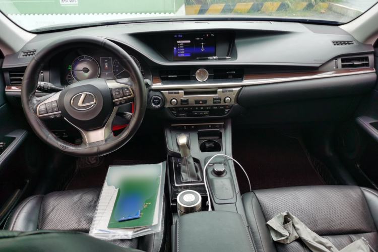 Used Lexus ES 2015 300h Luxury Edition Center Console