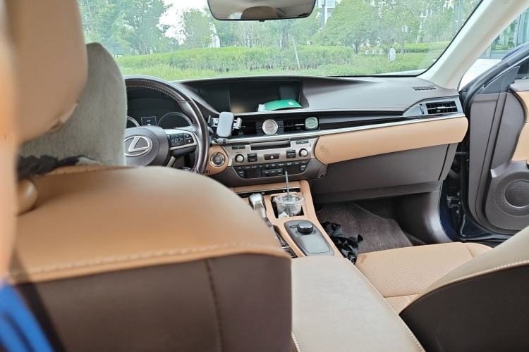 Used Lexus ES 2015 250 Elegant Edition Center Console