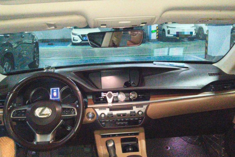Used Lexus ES 2015 250 Elegant Edition Center Console