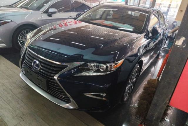 Ojetý Lexus ES 2015 300h Comfort Edition