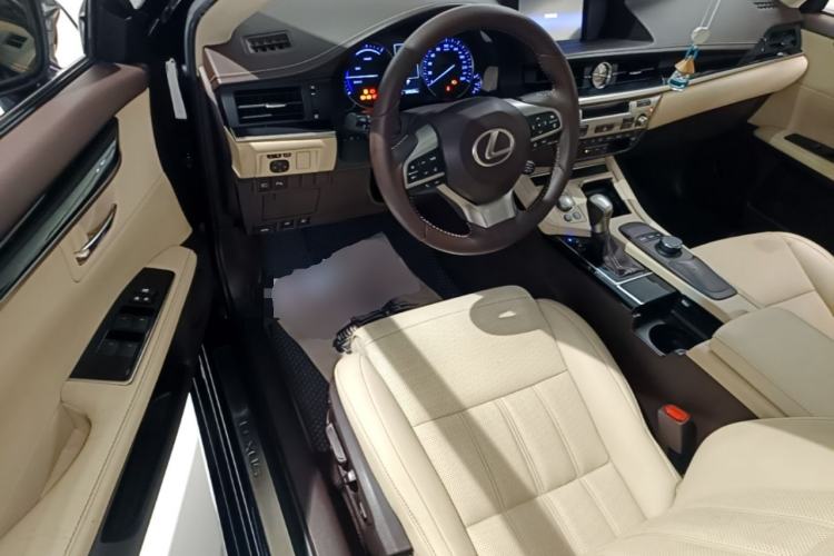 Used Lexus ES 2015 300h Comfort Edition Driver Seat