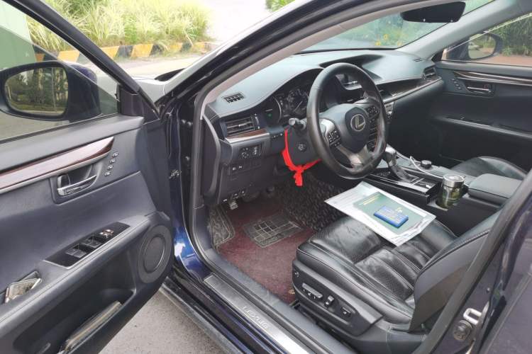 Used Lexus ES 2015 300h Luxury Edition Driver Seat