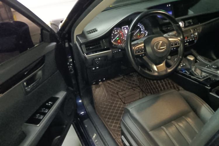 Used Lexus ES 2015 300h Comfort Edition Driver Seat
