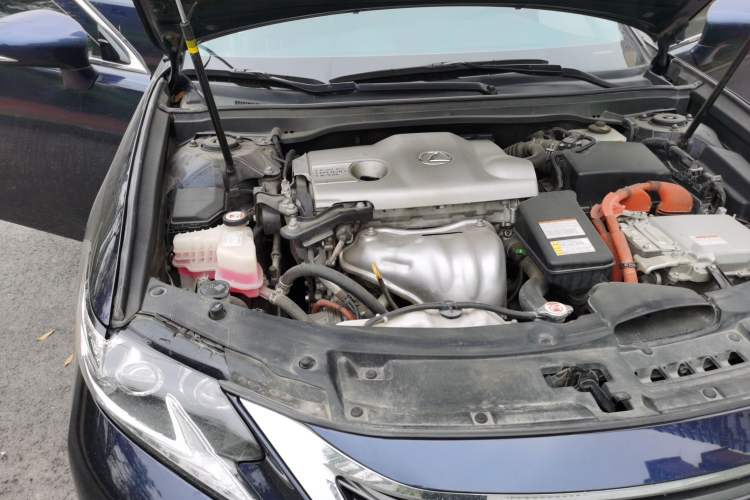 Used Lexus ES 2015 300h Luxury Edition Engine Bay Right