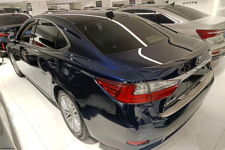Used Lexus ES 2015 300h Comfort Edition Exterior 2