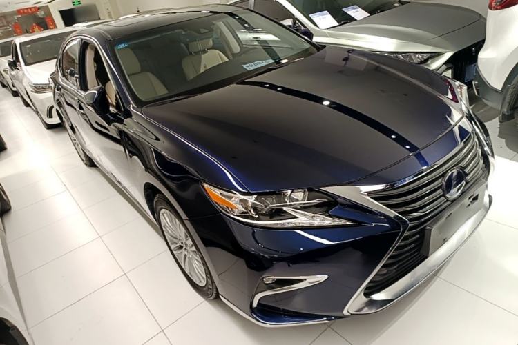Used Lexus ES 2015 300h Comfort Edition Front Right 45 Deg
