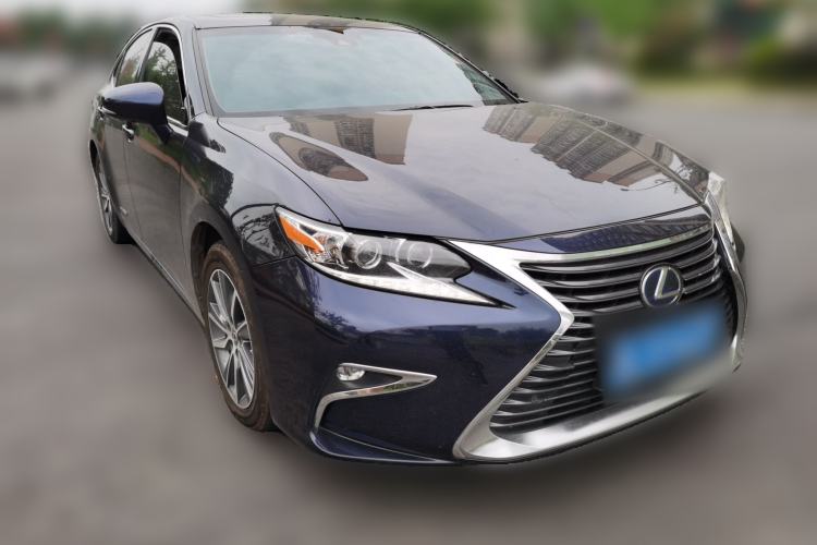 Used Lexus ES 2015 300h Luxury Edition Front Right 45 Deg
