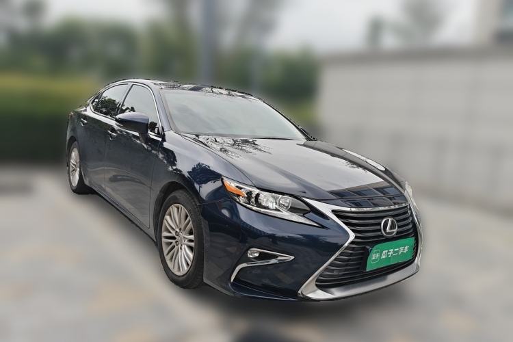 Used Lexus ES 2015 250 Elegant Edition Front Right 45 Deg