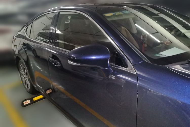 Used Lexus ES 2015 300h Luxury Edition Front Right 45 Deg