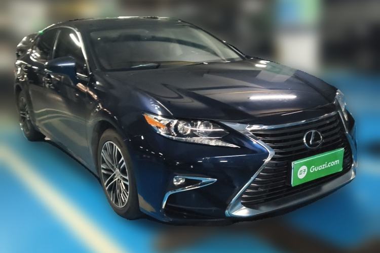 Used Lexus ES 2015 250 Elegant Edition Front Right 45 Deg