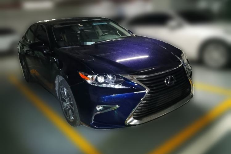 Used Lexus ES 2015 300h Comfort Edition Front Right 45 Deg