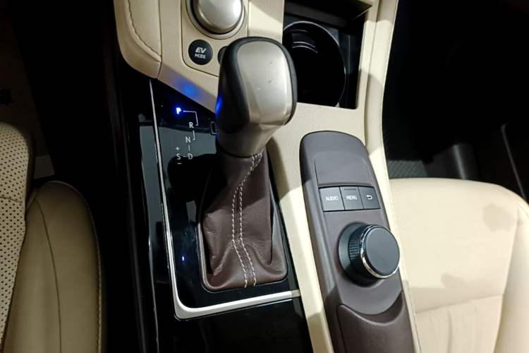 Used Lexus ES 2015 300h Comfort Edition Gear Lever