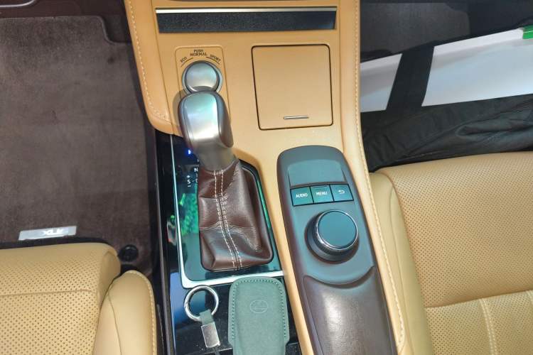 Used Lexus ES 2015 300h Comfort Edition Gear Lever
