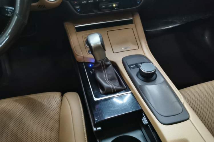 Used Lexus ES 2015 200 Elite Edition Gear Lever