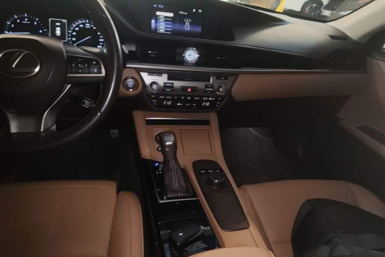 Used Lexus ES 2015 200 Elite Edition Gear Lever