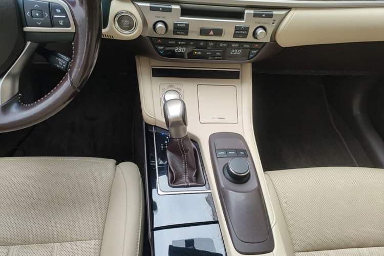 Used Lexus ES 2015 200 Elite Edition Gear Lever