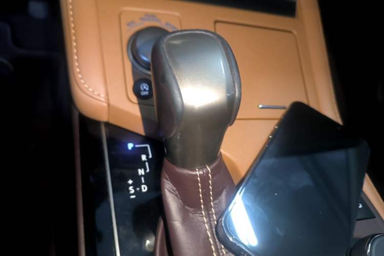 Used Lexus ES 2015 200 Elite Edition Gear Lever